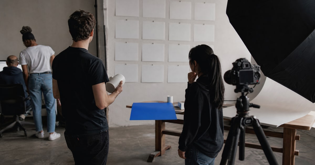 Flapen cover for Amazon PPC + listing optimization bundled service: a Flapen operator briefing the photographer in front of a board of blank cards