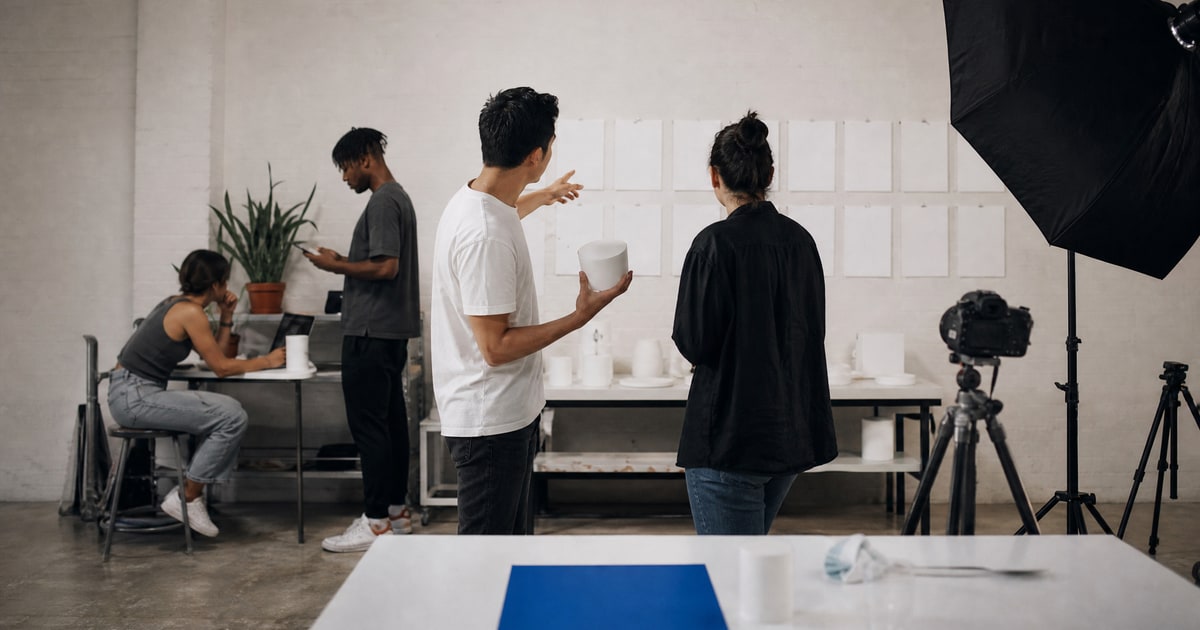 Flapen cover for US-based Amazon consultants with case studies: a Flapen operator briefing the photographer in front of a board of blank cards