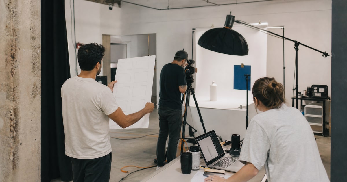 Flapen cover for Supplier vetting tips for Amazon sellers: a Flapen colleague holding a blank storyboard for the photographer
