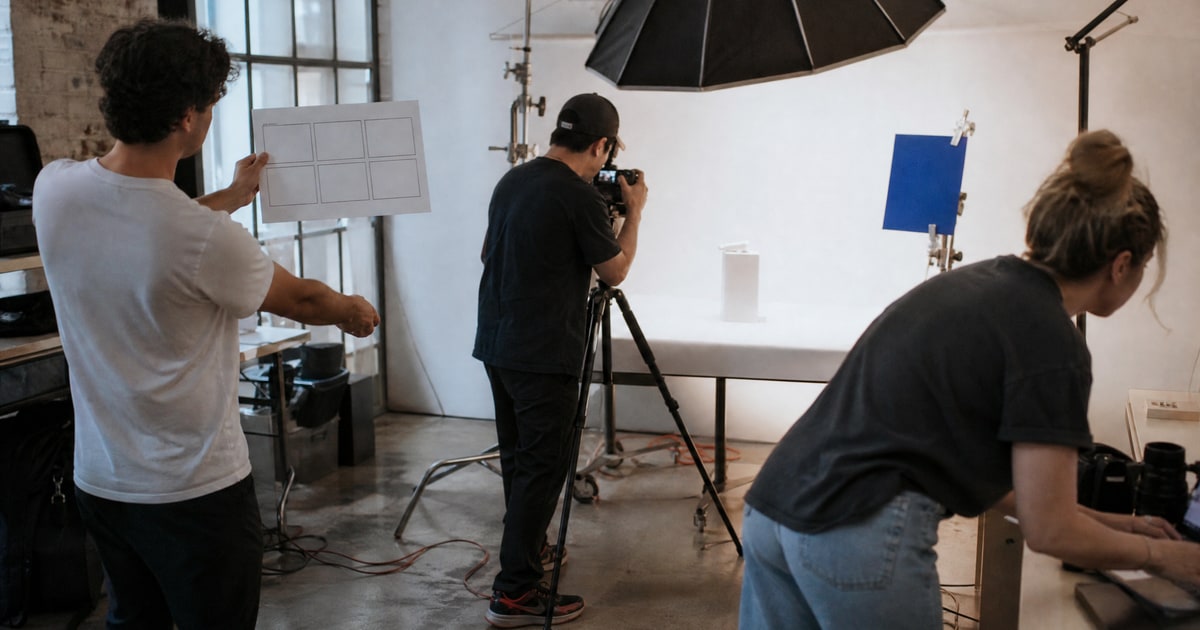 Flapen cover for Validate product ideas before launching on Amazon: a Flapen colleague holding a blank storyboard for the photographer